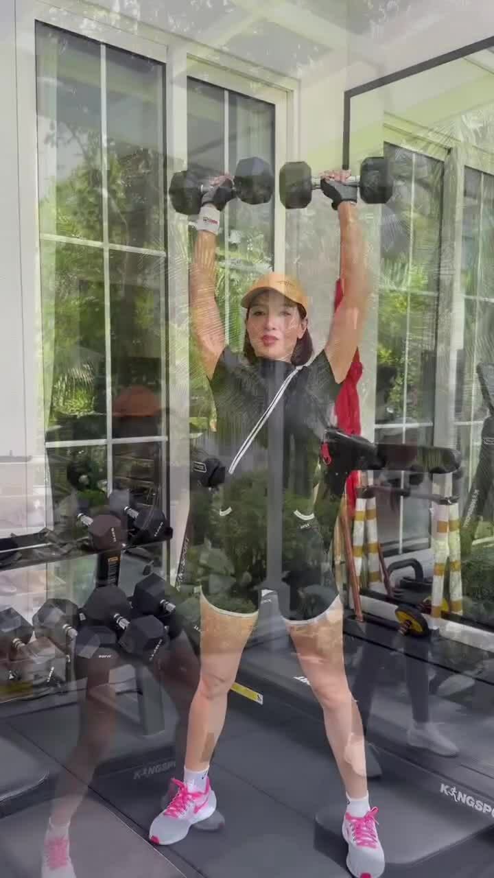 Thu Hương tập gym tại nhà