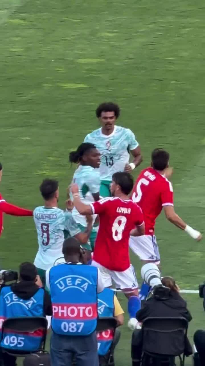 Tiền đạo Bồ Đào Nha tát đối thủ trong trận giao hữu trước World Cup