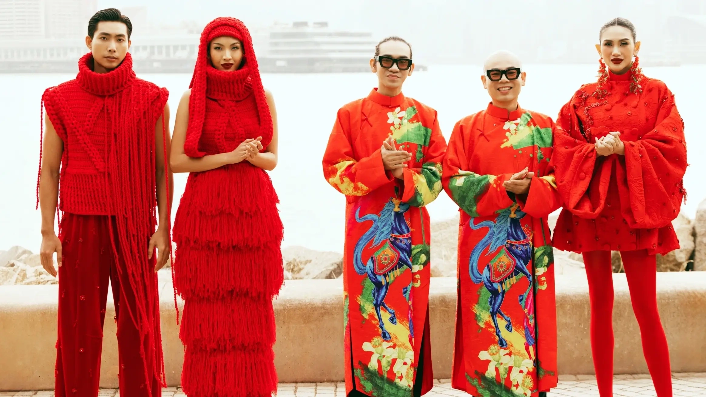 Vũ Ngọc và Son làm show ở 'vịnh đẹp nhất thế giới' Lăng Cô