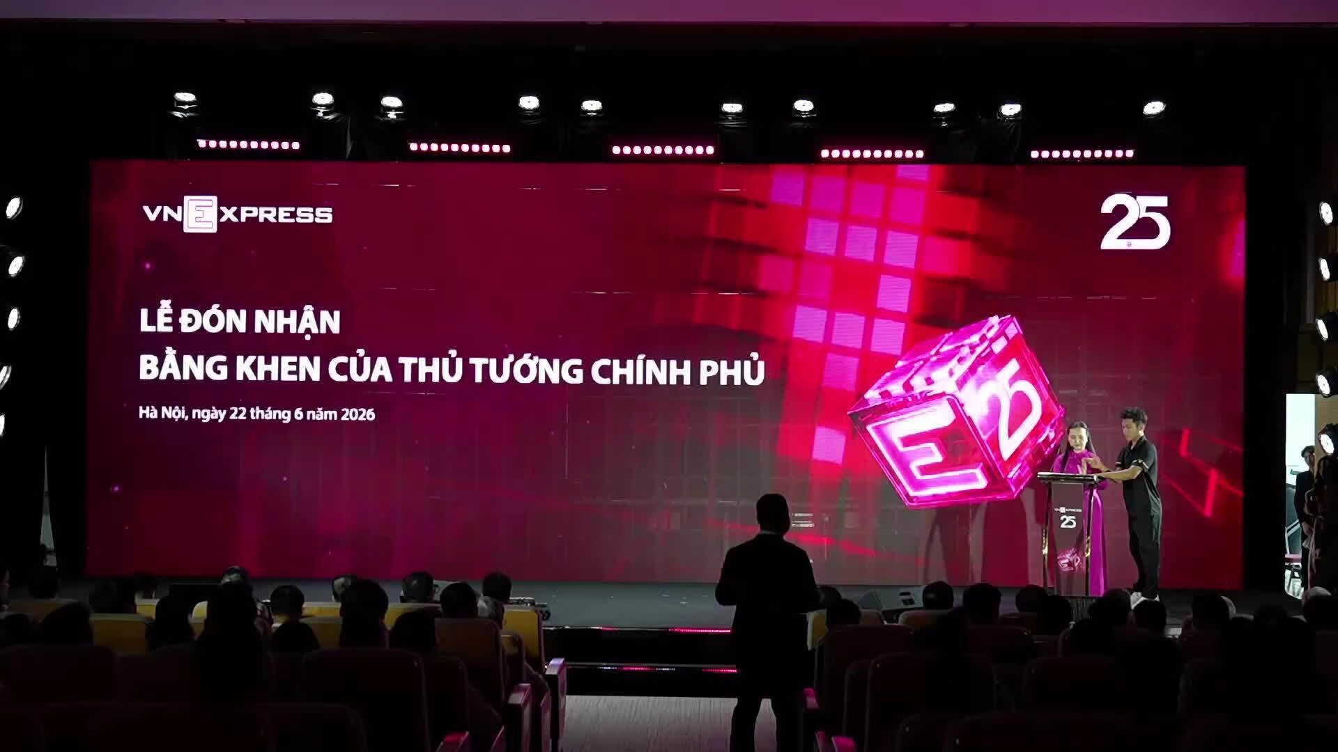 Trao bằng khen của thủ tướng chính phủ cho báo VnExpress
