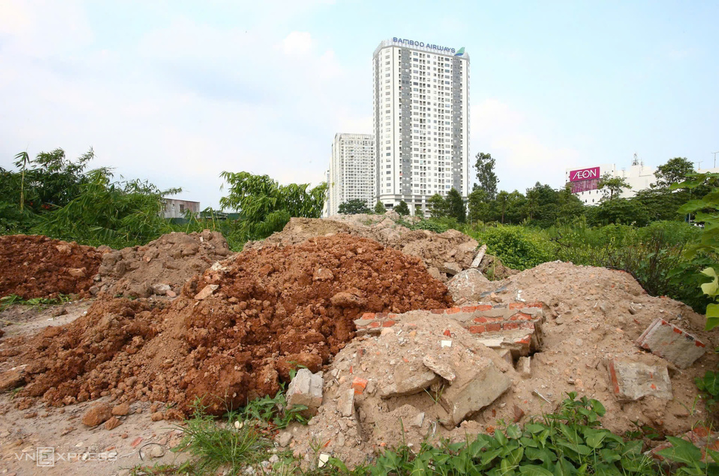 Phế thải bị đổ trộm trên đường Sa Đôi, phường Đại Mỗ. Ảnh: Phạm Chiểu