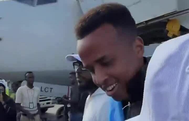 Trọng tài Omar Artan được chào đón như người hùng khi trở về Somalia.
