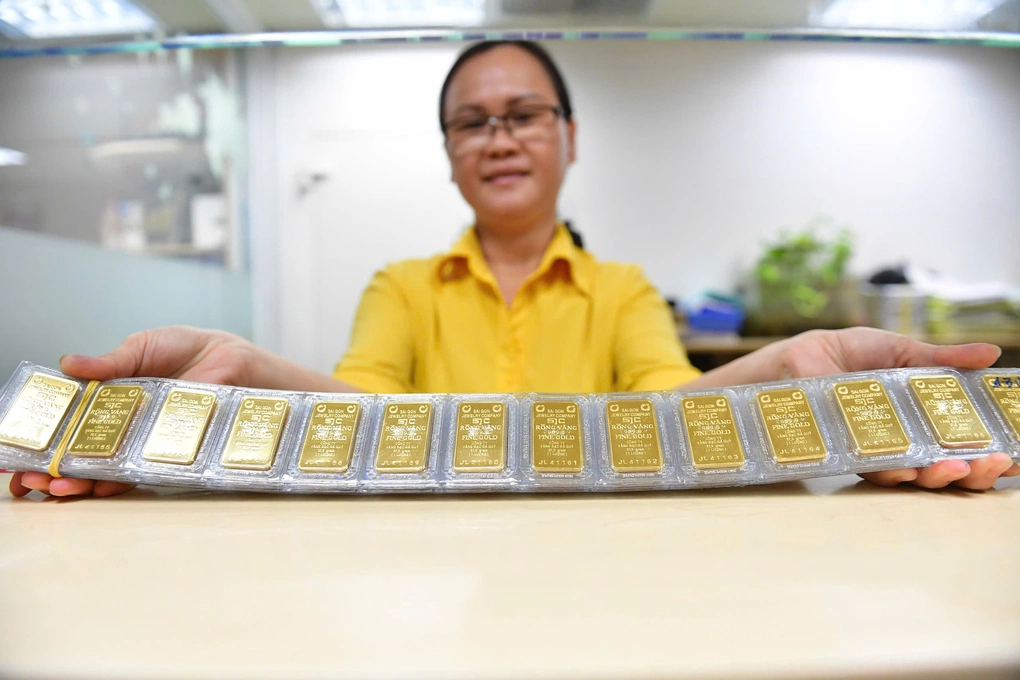 Giao dịch vàng miếng tại SJC Nguyễn Thị Minh Khai ngày vía Thần tài. Ảnh: Thanh Tùng
