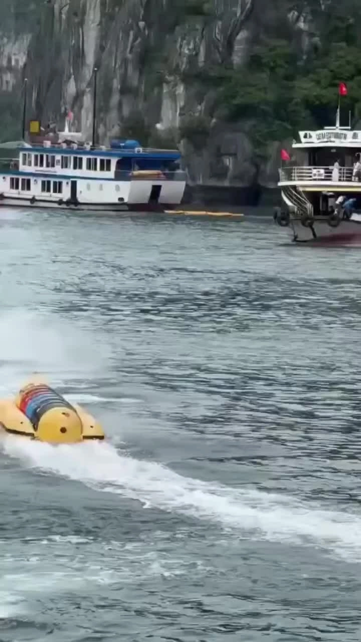 Các phương tiện lao đến cứu người bị nạn sau khi tàu du lịch lật trên vịnh Lan Hạ ngày 14/6. Video: Beat
