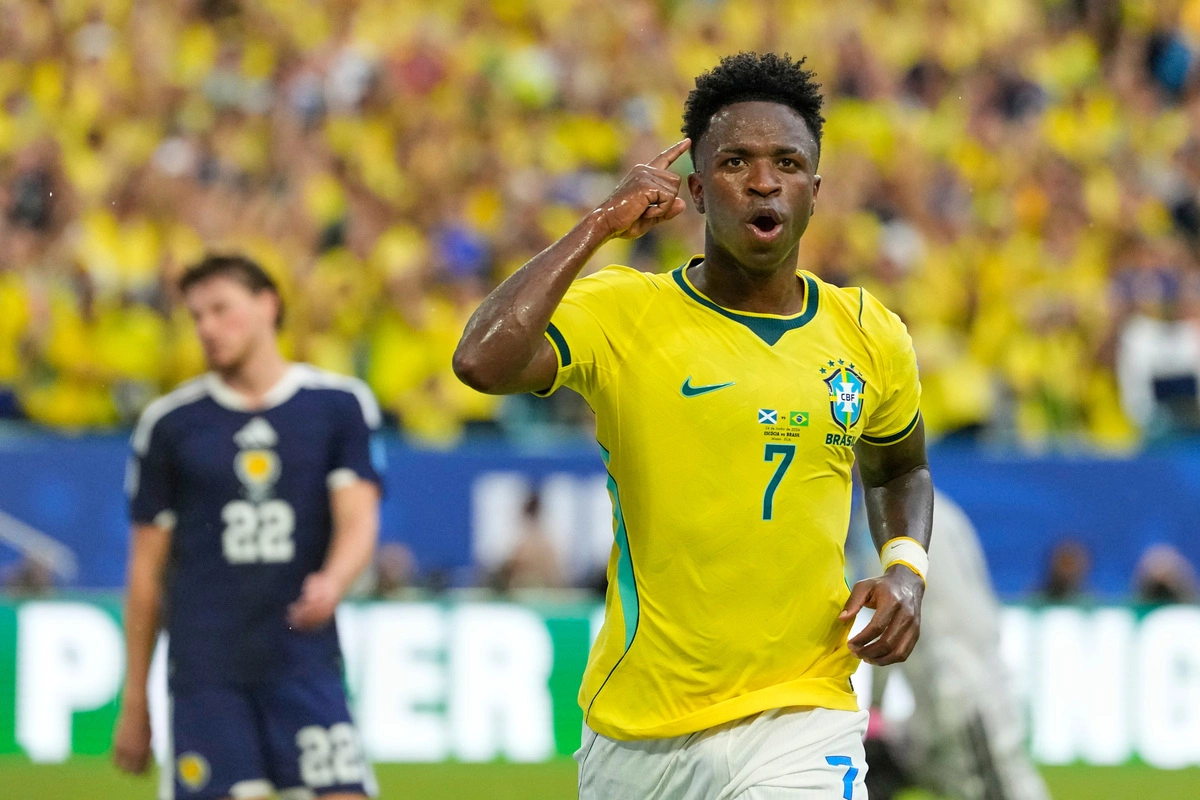 Tiền đạo: Vinicius Junior (Brazil) Vinicius góp dấu giày vào năm trong bảy bàn của Brazil ở vòng bảng. Tiền đạo Real Madrid liên tục tạo khác biệt nhờ tốc độ, khả năng rê bóng và những pha xử lý quyết định ở một phần ba cuối sân. Cùng Messi, Vinicius ghi bàn ở cả ba trận vòng bảng. Trong những lần trước đây một cầu thủ Brazil làm được điều tương tự, đội tuyển này đều vô địch, gần nhất là Ronaldo Nazario năm 2002.
