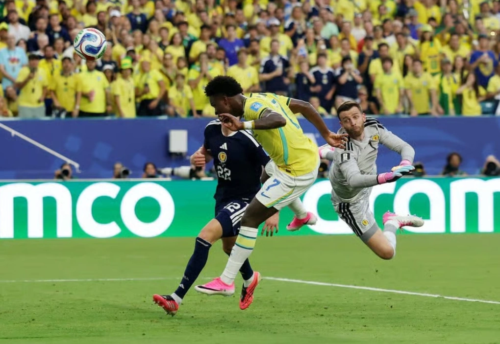 Vinicius đòi quà Ancelotti sau khi đánh đầu ghi bàn