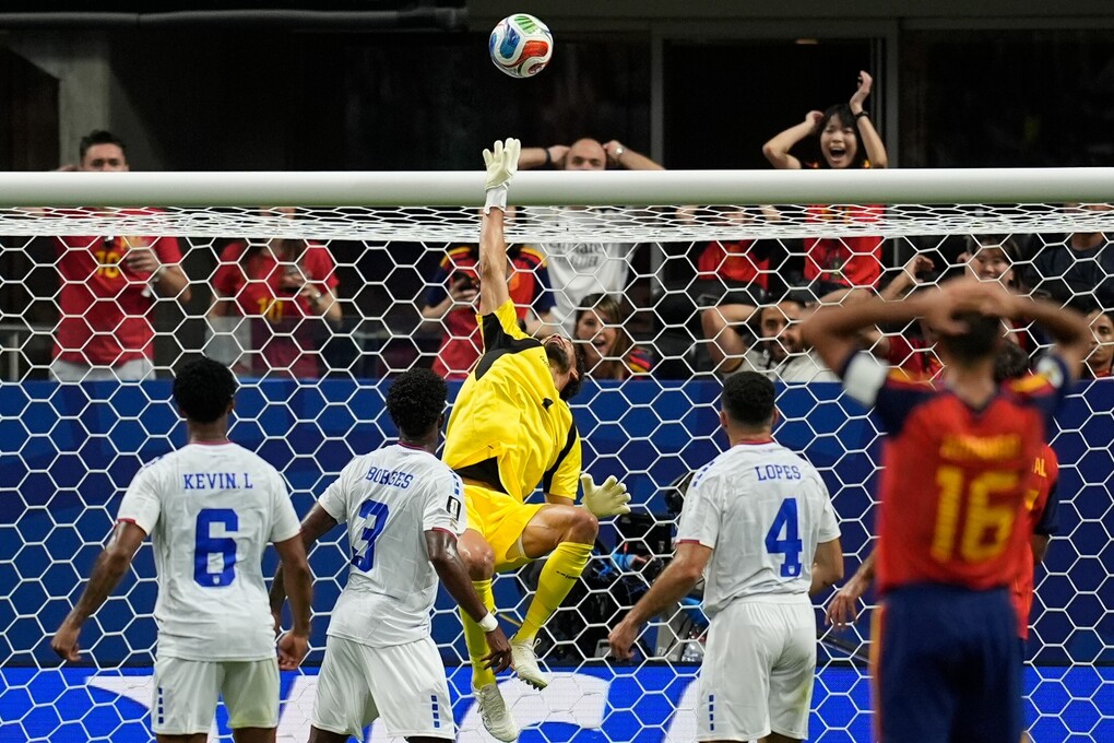Thủ môn Vozinha của Cape Verde cứu thua trong trận đấu thuộc bảng H World Cup 2026 giữa Tây Ban Nha và Cape Verde trên sân Atlanta, bang Georgia, Mỹ ngày 15/6. Ảnh: AP