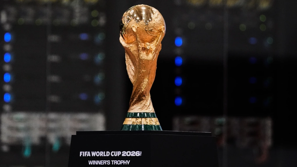 Cup vô địch World Cup của FIFA được trưng bày trong lễ khai trương Trung tâm Truyền hình Quốc tế tại Dallas ngày 1/6/2026. Ảnh: AP