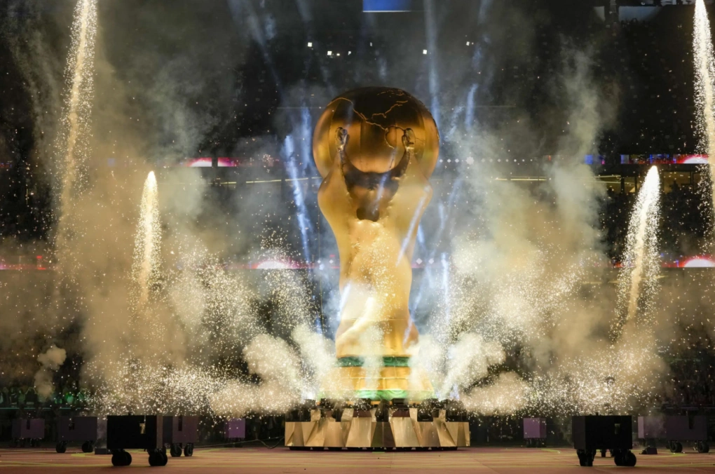 Bản sao Cup vô địch World Cup được trưng bày trước trận tứ kết giữa Croatia và Brazil, thuộc khuôn khổ World Cup, tại sân Education City ở Al Rayyan, Qatar, ngày 9/12/2022. Ảnh: AP