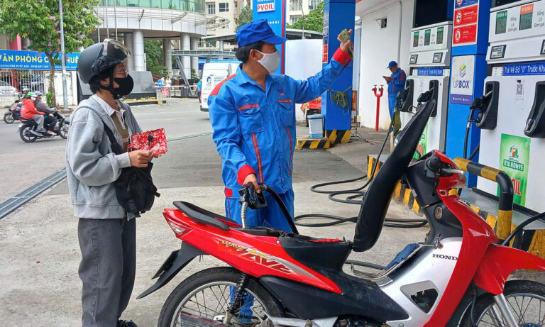 Lượng bán xăng E10 ổn định trong những ngày đầu chuyển đổi