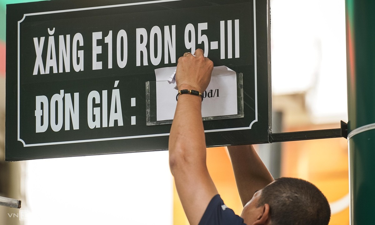 Giá xăng tăng, dầu giữ nguyên