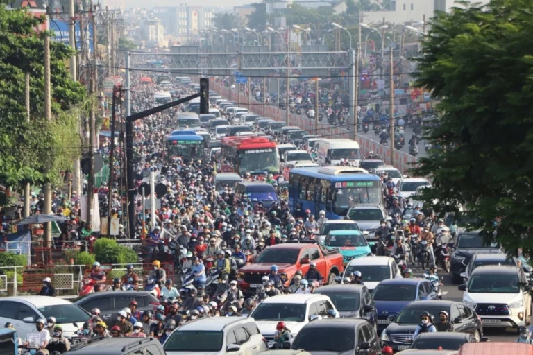 Chuyên gia: Chỉ giãn dân chưa đủ để cứu ùn tắc nội đô TP HCM