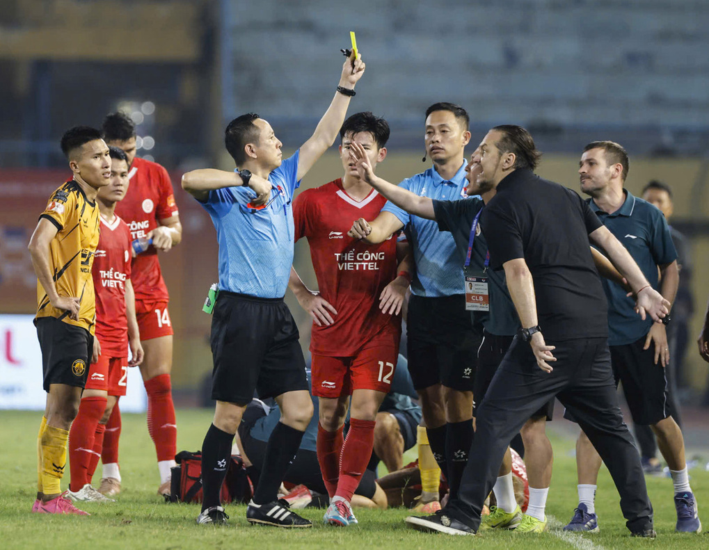 HLV Velizar Popov phản ứng trọng tài Lê Việt Duẩn trong trận Thể Công (áo đỏ) thắng Thanh Hóa 1-0 ở vòng 18 V-League 2025-2026, trên sân Hàng Đẫy ở Hà Nội, ngày 10/4/2026. Ảnh: Hoàng Huynh