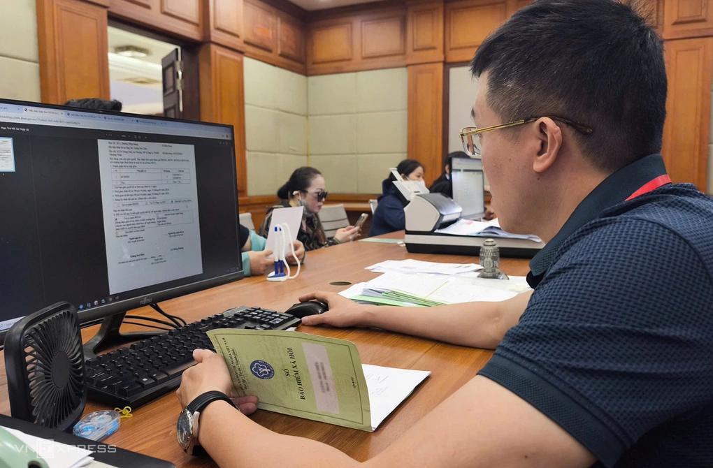 Cán bộ tra cứu hồ sơ, giải quyết thủ tục cho người dân ở Trung tâm phục vụ hành chính công TP Hải Phòng, tháng 5/2026. Ảnh: Lê Tân