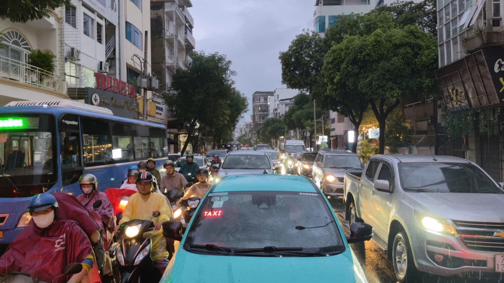 Sự cố khiến tuyến đường Điên Biên Phủ ùn tắc kéo dài. Ảnh: Đình Văn