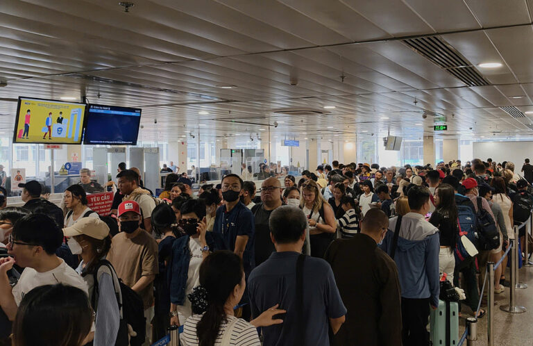 Hàng loạt chuyến bay không thể đáp Tân Sơn Nhất
