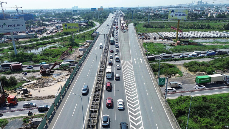 Cao tốc TP HCM – Long Thành ùn ứ gần 10 km