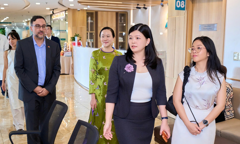 Bà Vũ Thị Phương Nga (mặc áo vest đen), Nhà sáng lập kiêm Giám đốc điều hành Timec, dẫn đoàn nhà đầu tư và bà Shuyin Tang (mặc áo dài) Đồng sáng lập kiêm Giám đốc Điều hành Beacon Fund, tham quan một cơ sở của chuỗi phòng khám. Ảnh: Công ty cung cấp