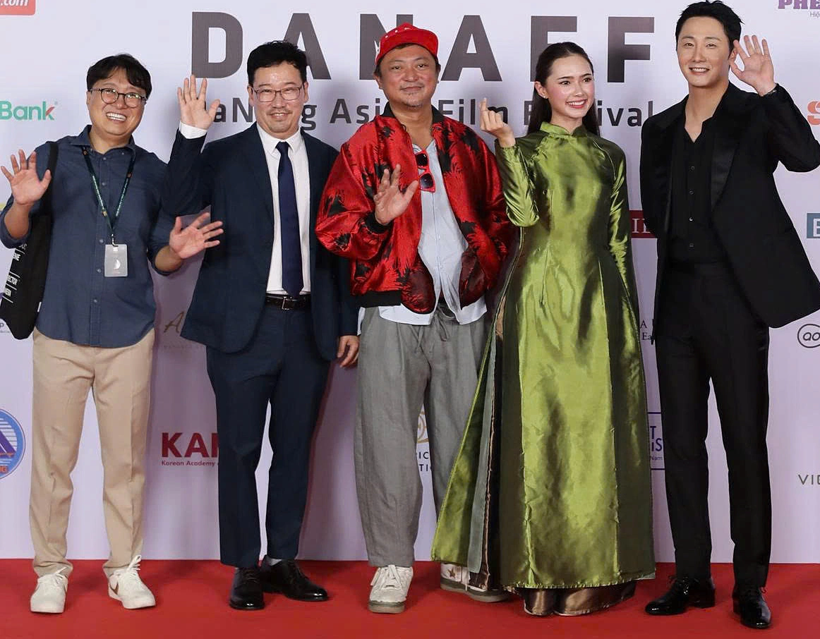 Tài tử Hàn Jung Il Woo (phải) cùng êkíp phim Mang mẹ đi bỏ. Diễn viên cho biết thích đến Việt Nam du lịch, yêu mến con người và văn hóa nơi đây. Khi nhận được lời mời góp mặt trong dự án hợp tác Việt - Hàn, anh học phát âm, nhờ bạn diễn hướng dẫn và đề xuất đổi thoại sang tiếng Việt để gần gũi với khán giả. Anh kỳ vọng ngành điện ảnh hai nước có thêm nhiều cơ hội hợp tác.