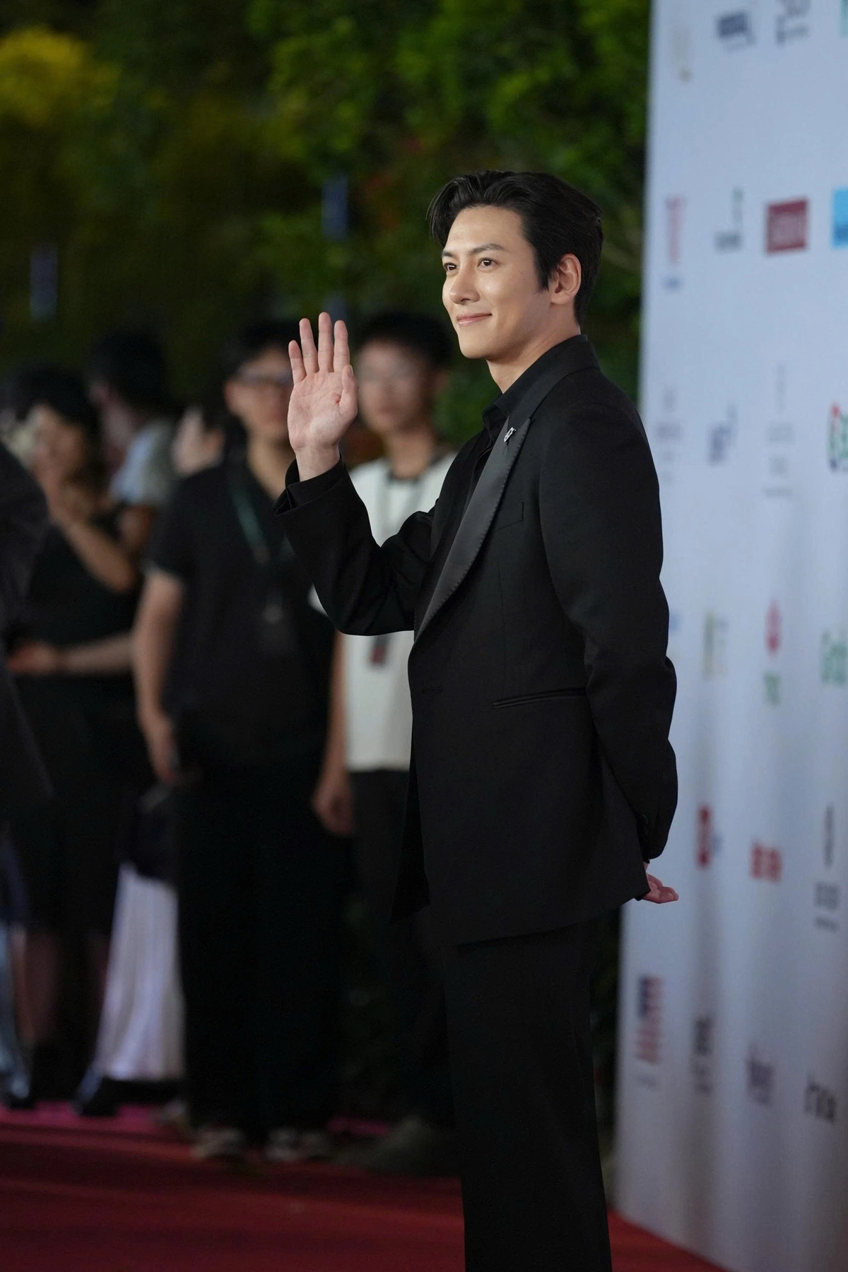 Một trong những nghệ sĩ gây chú ý với khán giả nhất là tài tử Hàn Ji Chang Wook. Đây là lần hiếm hoi nghệ sĩ tham dự sự kiện điện ảnh tại Việt Nam. Diễn viên 39 tuổi, nổi lên nhờ vai diễn trong phim Cười lên Dong Hae - một trong những tác phẩm ăn khách nhất tại Hàn Quốc nửa đầu năm 2011. Anh ghi dấu ấn nhờ vẻ điển trai cùng khả năng diễn xuất. Hai năm sau, vai hoàng đế Ta Hwan trong Hoàng hậu Ki là bệ phóng đưa anh trở thành sao hạng A với nhiều giải thưởng lớn.