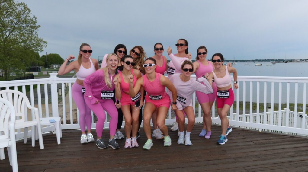 Cô dâu Allie Zunick và nhóm bạn tổ chức tiệc độc thân bằng cuộc chạy half marathon. Ảnh: Nikki Ziner