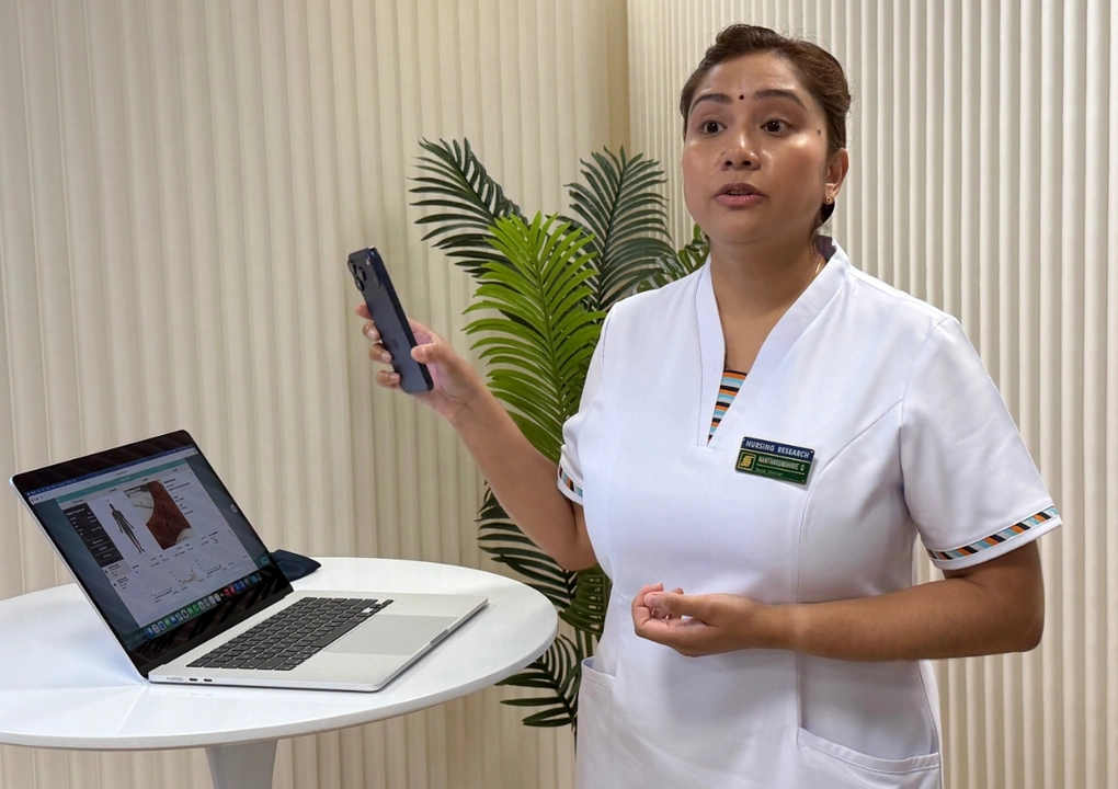 Bà Nanthakumahrie Gunasegaran chia sẻ quá trình ứng dụng giải pháp của eKafe tại SingHealth. Ảnh: Hoàng Ngân