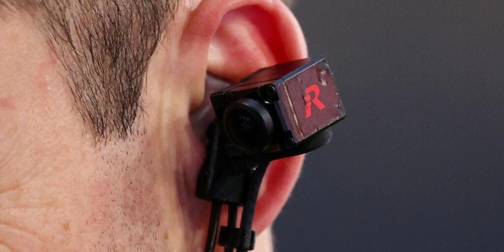Camera RefCam trên tai nghe của trọng tài. Ảnh: Tuttosport