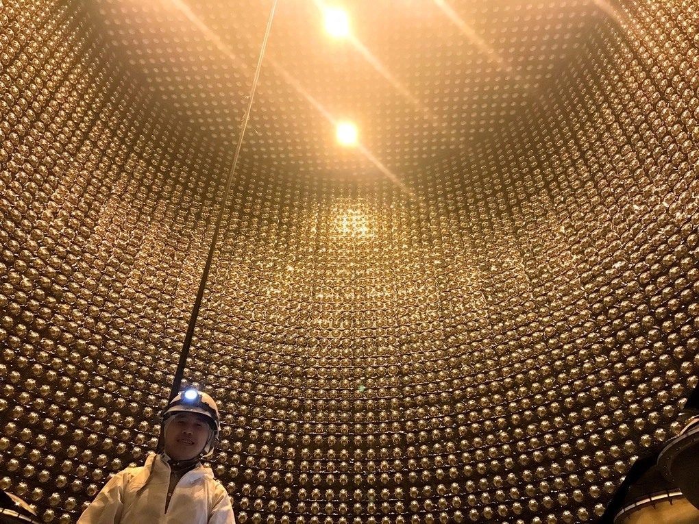 TS Cao Văn Sơn tại trạm theo dõi neutrino Super-Kamionkande nằm ở độ sâu 1.000 mét dưới lòng đất. Ảnh: NVCC