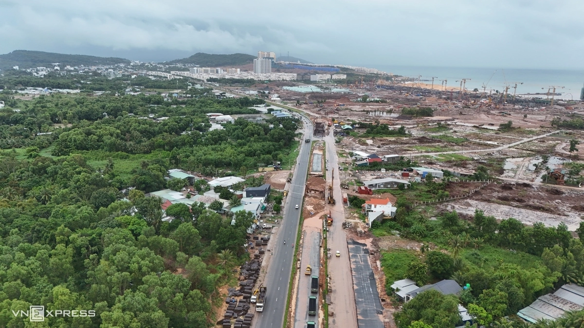 Cùng với cụm công trình APEC, đường DT.975 dài hơn 18 km đang được mở rộng, kết nối khu tổ chức APEC 2027 với sân bay Phú Quốc. Tuyến đường rộng 62 m, gồm 10 làn xe, dải phân cách giữa rộng 15 m dành cho đường sắt nhẹ. Nhiều đoạn đã hoàn thiện nền đường, chuẩn bị thảm nhựa. Đặc khu Phú Quốc rộng hơn 570 km2, với 51 khu phố. Trong quy hoạch của UBND tỉnh An Giang, đô thị đảo là trung tâm du lịch sinh thái đẳng cấp quốc tế, nơi tổ chức sự kiện, phát triển dịch vụ cao cấp và y tế.
