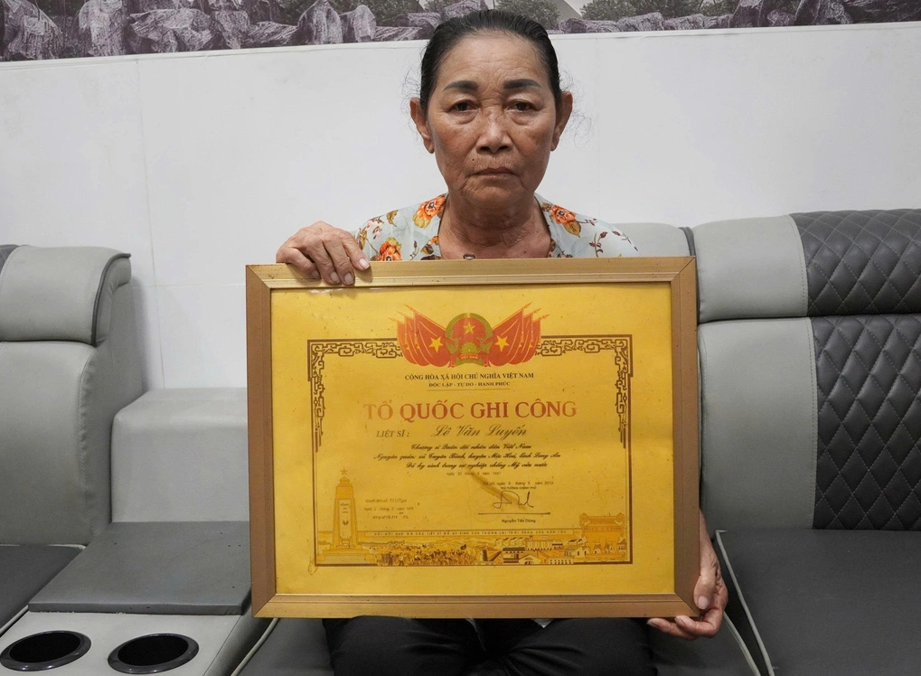 Bà Lê Thị Mừng bên bằng Tổ quốc ghi công anh trai thứ 5, thượng sĩ, liệt sĩ Lê Văn Luyến. Ảnh: Nam An