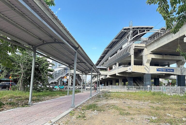 TP HCM lắp mái che nối trạm xe buýt với ga metro