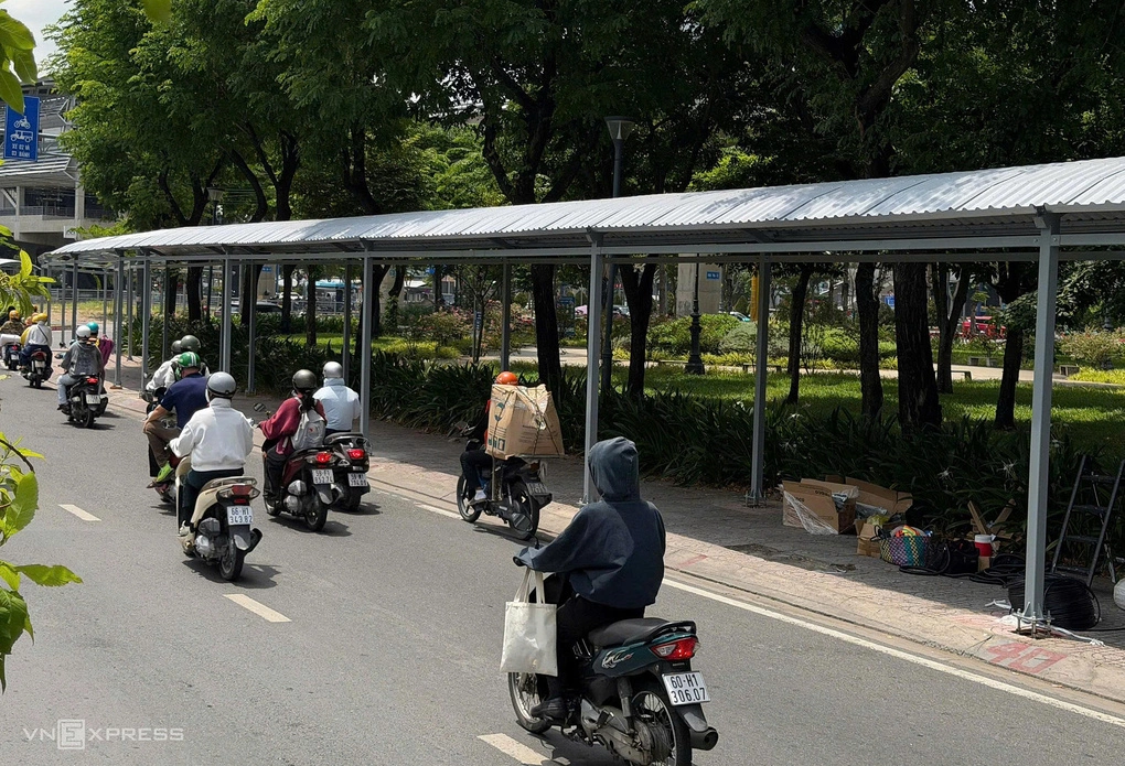 Mái che nối trạm xe buýt trên đường Võ Nguyên Giáp vào ga metro Thảo Điền. Ảnh: Thanh Tùng