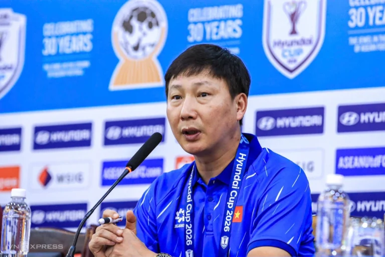 HLV Kim Sang-sik: 'Việt Nam sẽ cho Singapore thấy sức mạnh của nhà vô địch'