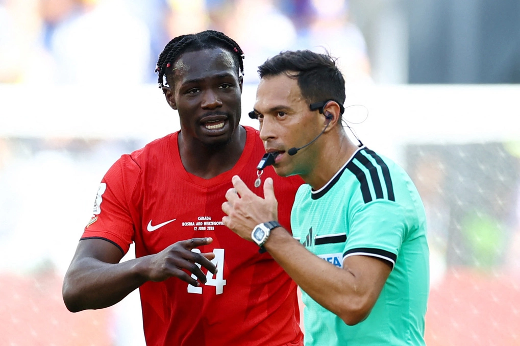 Trọng tài người Argentina Facundo Tello (phải) bắt chính trận Canada gặp Bosnia & Herzegovina ở bảng B World Cup 2026 trên sân Toronto, Canada ngày 12/6/2026. Ảnh: Reuters