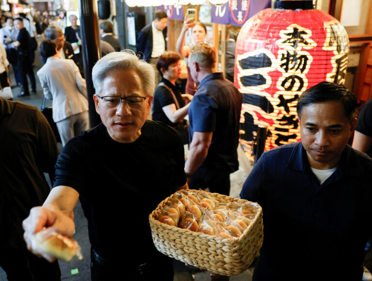 Jensen Huang phát bánh bao cho người hâm mộ ở Tokyo