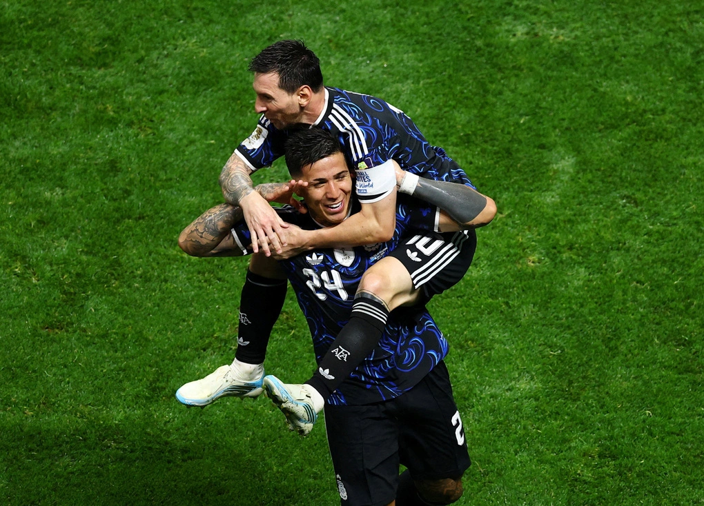Messi chia vui với Enzo Fernandez (số 24) sau khi đàn em gỡ hòa 1-1 trong trận Argentina thắng ngược Anh 2-1 ở bán kết World Cup 2026 trên sân Atlanta, Georgia, Mỹ ngày 15/7/2026. Ảnh: Reuters