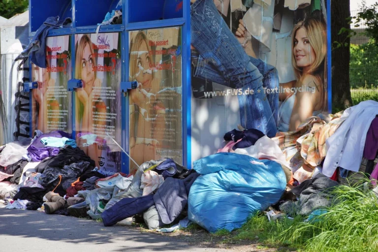 EU cấm các hãng thời trang tiêu hủy quần áo không bán được