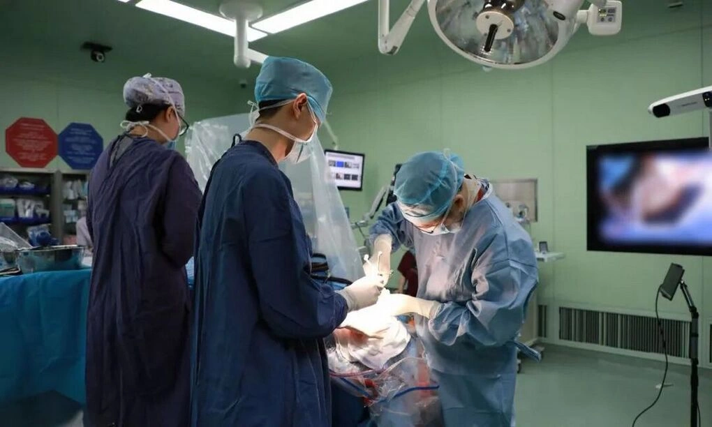 Nhóm các nhà khoa học và bác sĩ bệnh viện Hoa Sơn đang gắn chip NEO vào bệnh nhân - ca cấy chip BCI thương mại hóa đầu tiên lên con người. Ảnh: Bệnh viện Hoa Sơn