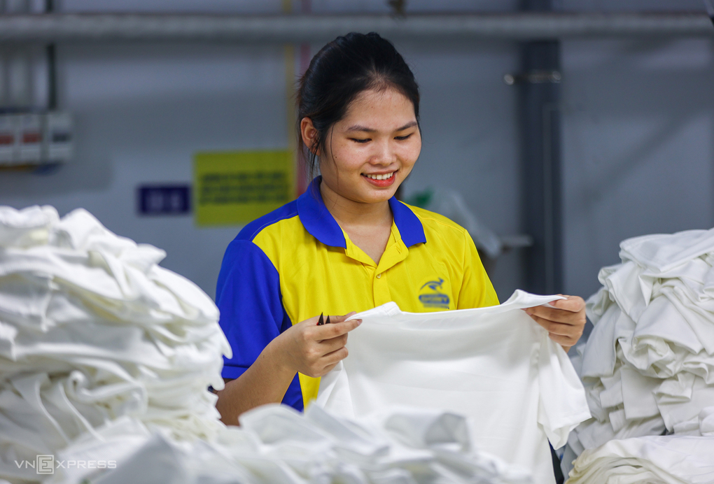 Giờ vào ca của lao động doanh nghiệp may mặc tại Vĩnh Lộc A, TP HCM, tháng 8/2025. Ảnh: Quỳnh Trần