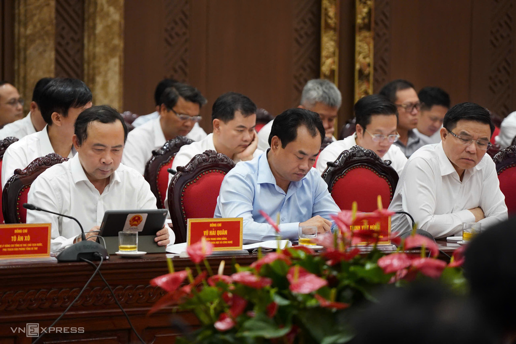Hàng đầu, từ trái qua là Bộ trưởng Khoa học và Công nghệ Vũ Hải Quân, Bộ trưởng Nông nghiệp và Môi trường Trịnh Việt Hùng và Bộ trưởng Công Thương Lê Mạnh Hùng, tại cuộc làm việc. Ảnh: Lưu Quý