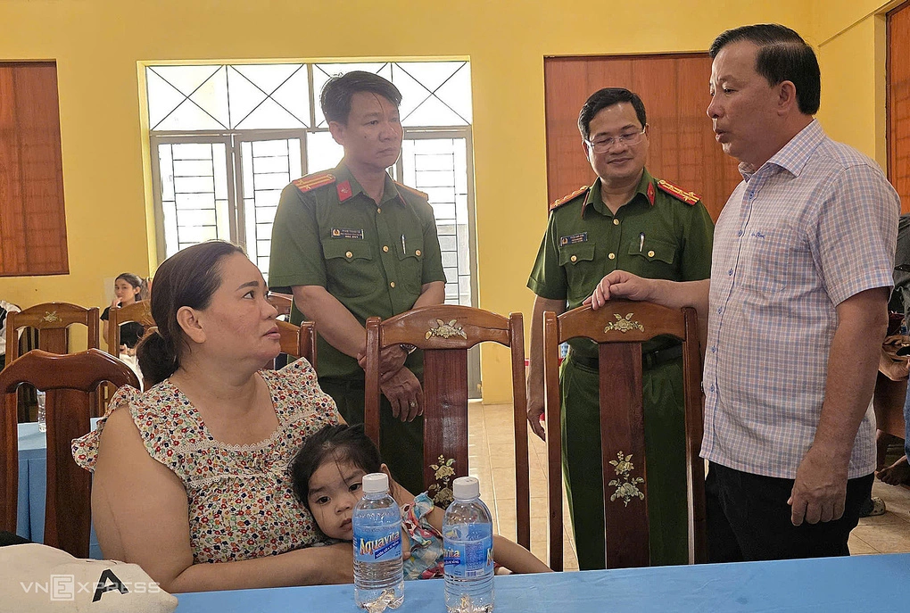 Chủ tịch UBND TP Đồng Nai Nguyễn Văn Út thăm các nạn nhân tại Công an xã Hưng Thịnh, sáng 21/7. Ảnh: Phước Tuấn
