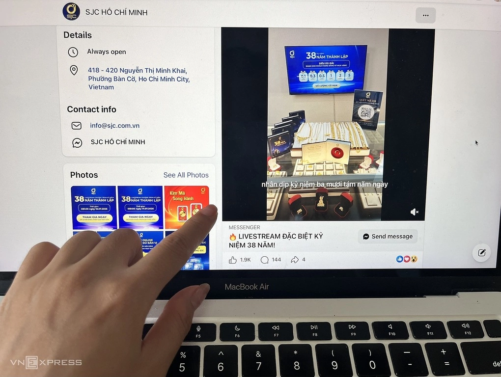 Fanpage giả mạo SJC thường xuyên đăng tải giá vàng, chương trình ưu đãi để dụ khách hàng chuyển tiền nhằm lừa đảo trực tuyến. Ảnh: Quỳnh Trang