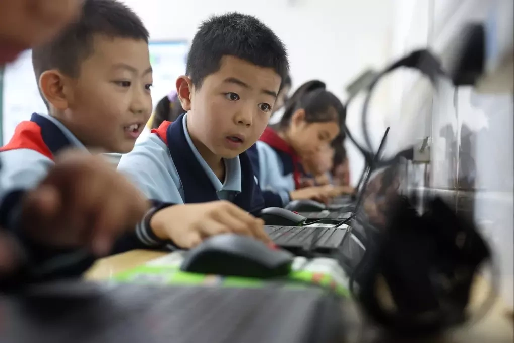 Học sinh tham gia một buổi học về trí tuệ nhân tạo tại tỉnh Cam Túc, Trung Quốc tháng 10/2025. Ảnh: Xinhua