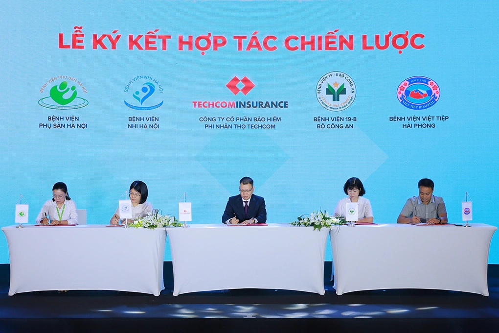CEO Techcom Insurance Nguyễn Quang Vinh thực hiện ký kết hợp tác chiến lược cùng đại diện 4 bệnh viện lớn. Ảnh: Techcom Insurance
