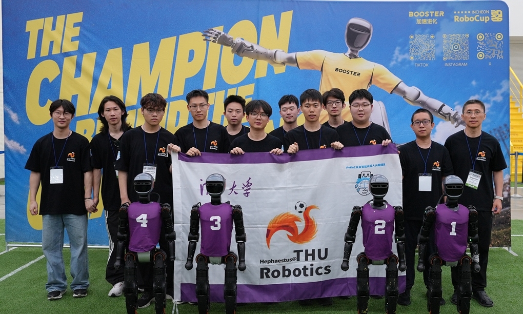 Đội THU Huoshen từ Đại học Thanh Hoa giành chức vô địch hạng mục Humanoid Soccer League (HSL) tại RoboCup 2026, giải bóng đá quốc tế dành cho robot. Ảnh: Booster Robotics