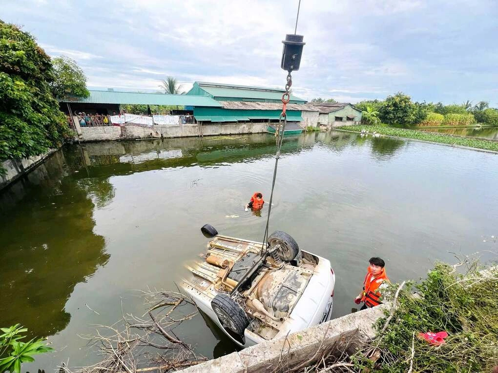 Tài xế tử vong trong ôtô nằm dưới ao