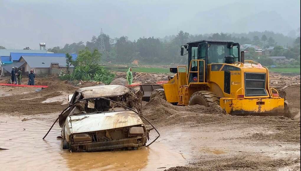 Dọn bùn đất sau lũ ở xã Mường Than. Ảnh: UBND xã Mường Than