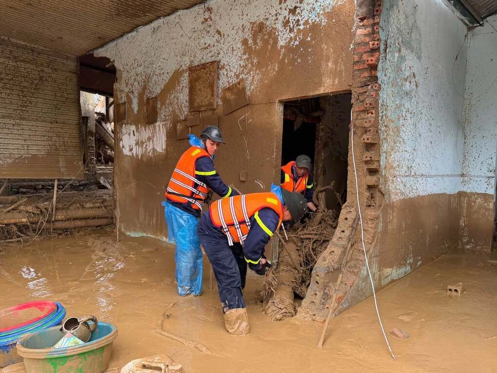 Công an tiếp cận các ngôi nhà bị lũ quét phá hủy. Ảnh: Công an tỉnh Lai Châu