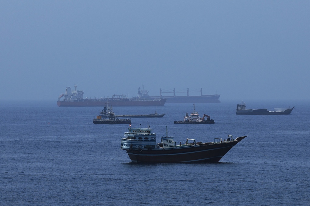 Tàu hàng và tàu dầu tại vịnh Oman, chuẩn bị di chuyển qua eo biển Hormuz hôm 21/6. Ảnh: AFP
