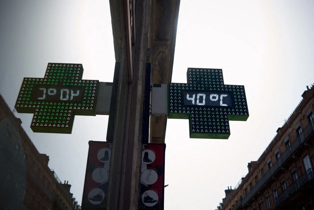 Bảng thông báo nhiệt độ bên ngoài một nhà thuốc tại Toulouse, Pháp ngày 22/6. Ảnh: AFP